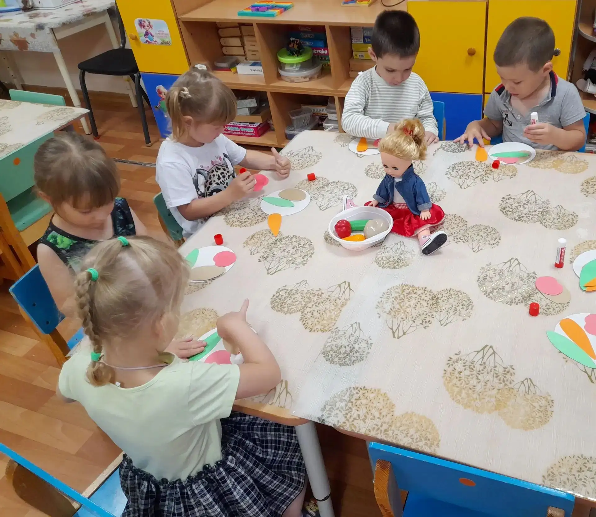 🍽️🌟 Сегодня в средней группе "Колокольчик" провели увлекательное занятие по аппликаци...