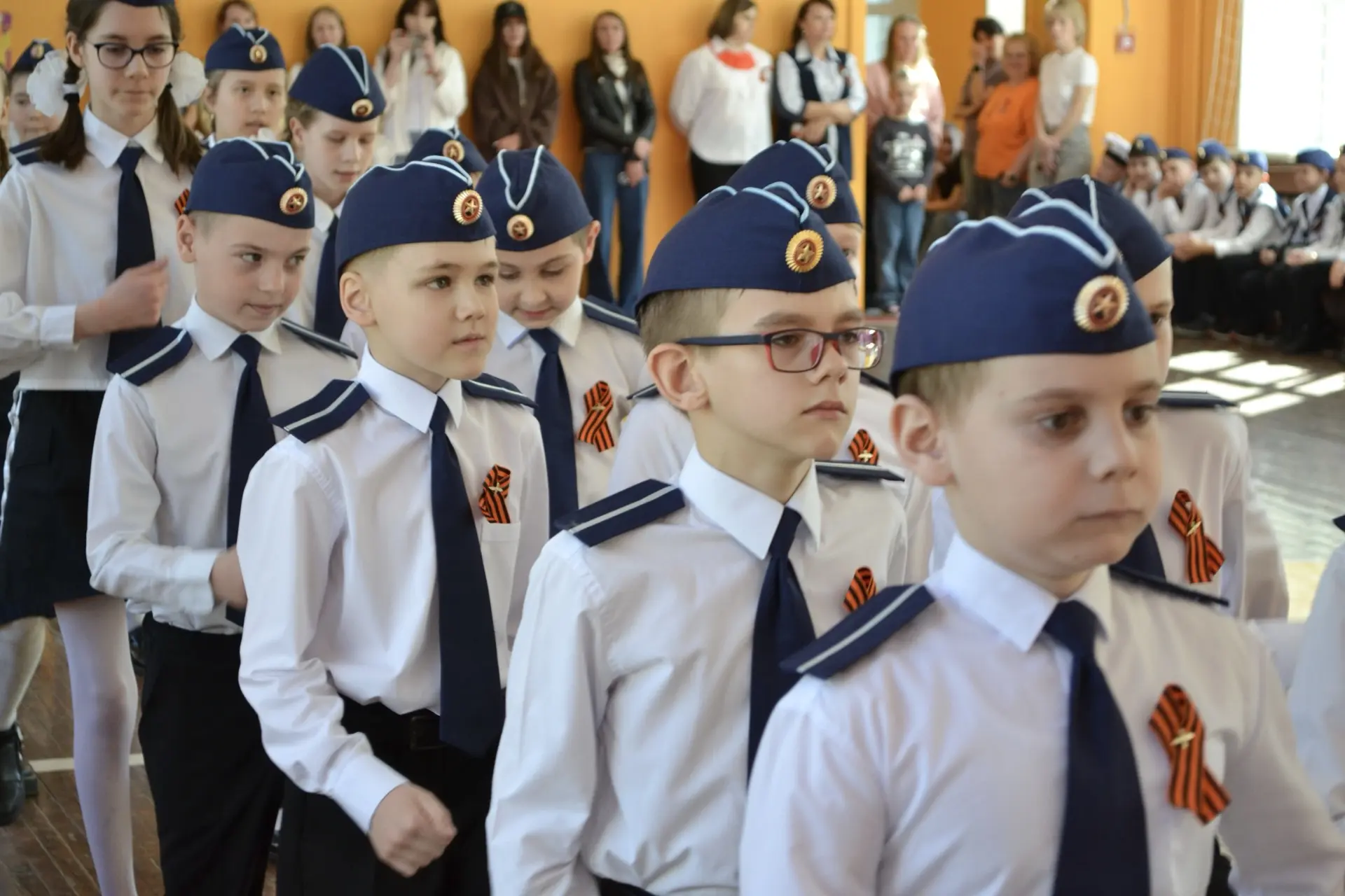7 мая в школе прошёл традиционный конкурс-смотр строя и песни «Поём о славе России»🇷🇺   В смотре при