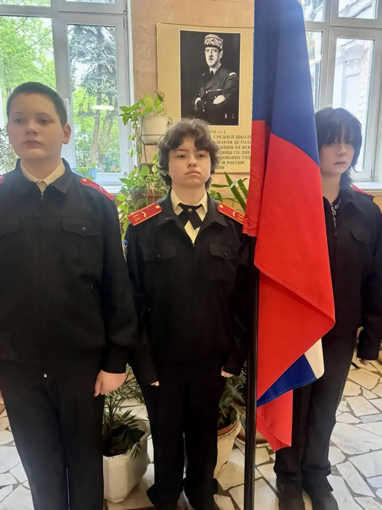 🇷🇺Новая учебная неделя, по неизменной традиции, во всех корпусах нашей школы началась с торжественно