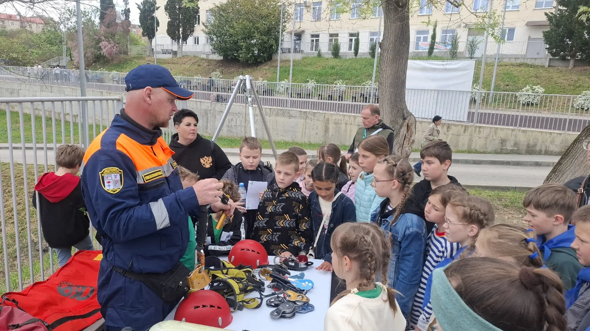 🚔🚒🚑Фестиваль безопасности: наши юные спасатели в деле!

Команда 4-В класса из нашей начальной шко