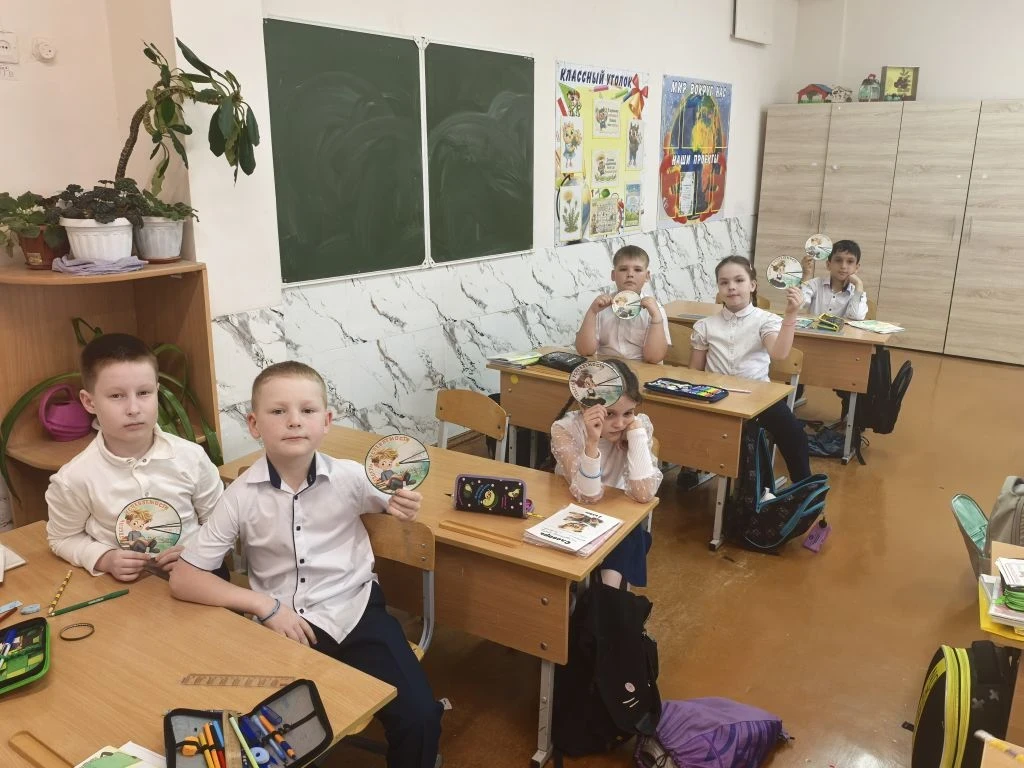 На последнем уроке в этом учебном году лучшие ученики 2б, которые выучили  таблицу  умножения, получ