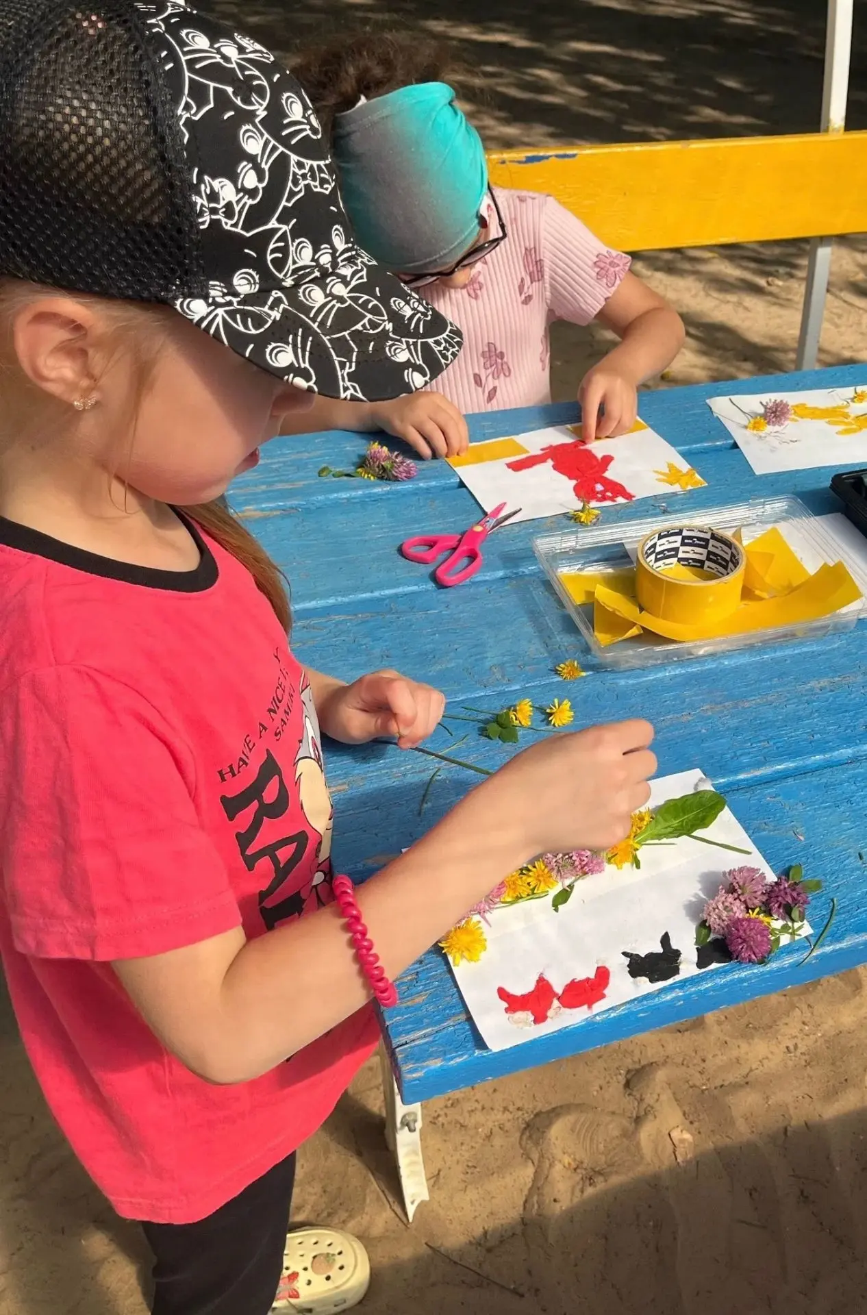 Дорогие друзья! 🌼

Сегодня у нас в саду произошла настоящая творческая магия! ✨ Ребята из старших г
