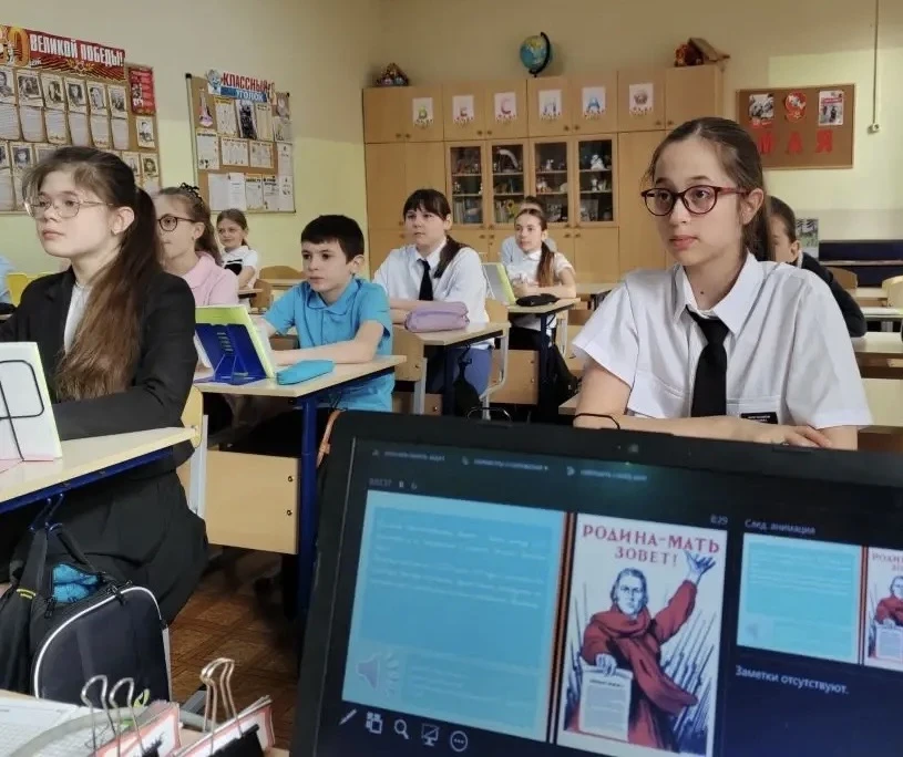 🇷🇺 Песни, которые приближали Победу  Сегодня в нашей школе прошло занятие из цикла «Разговоры о важн