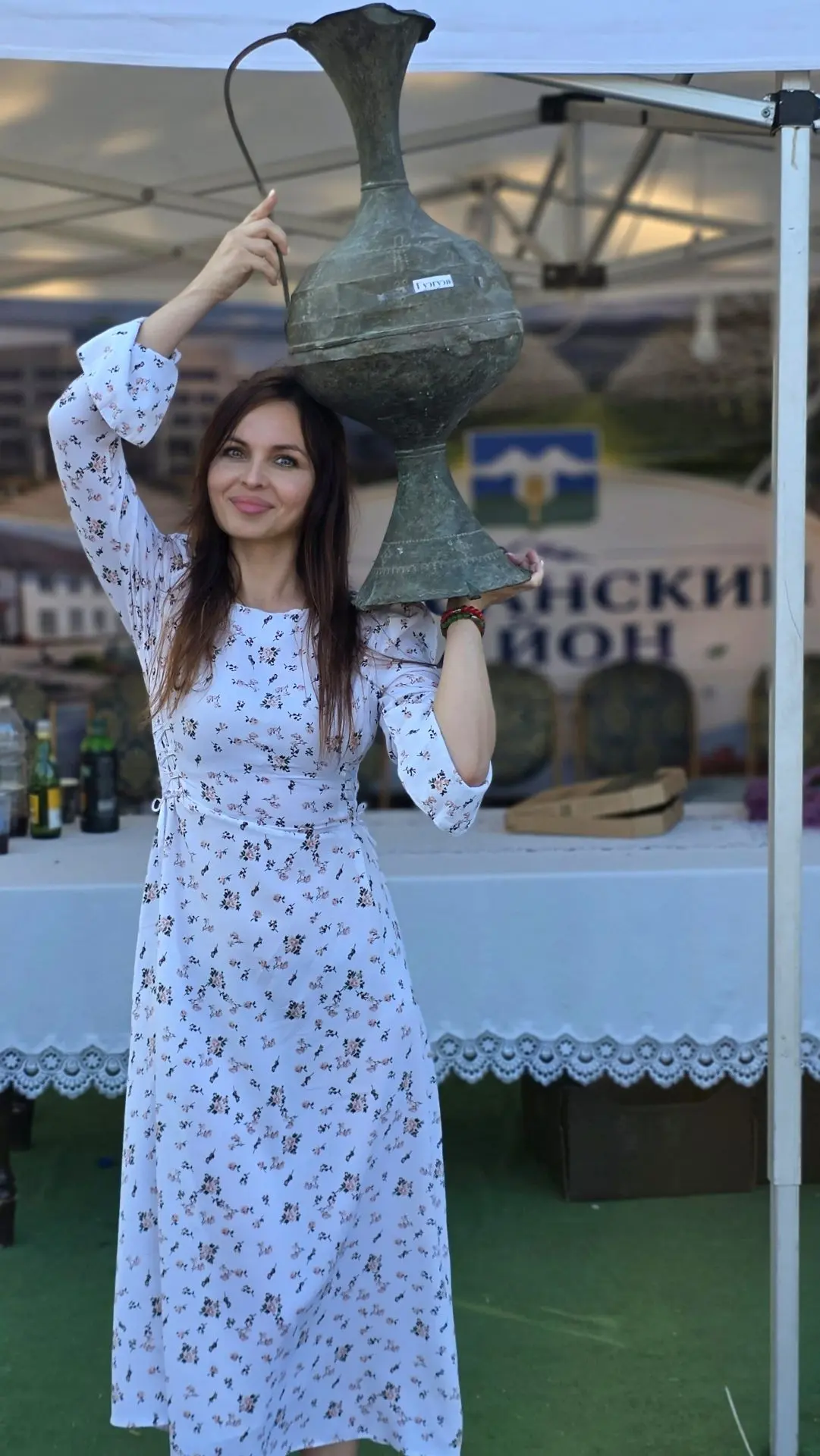 Этот пустой кувшин весит примерно 8 кг. Я говорю: "Тяжело же!" А кабардинец: "Пить захо...