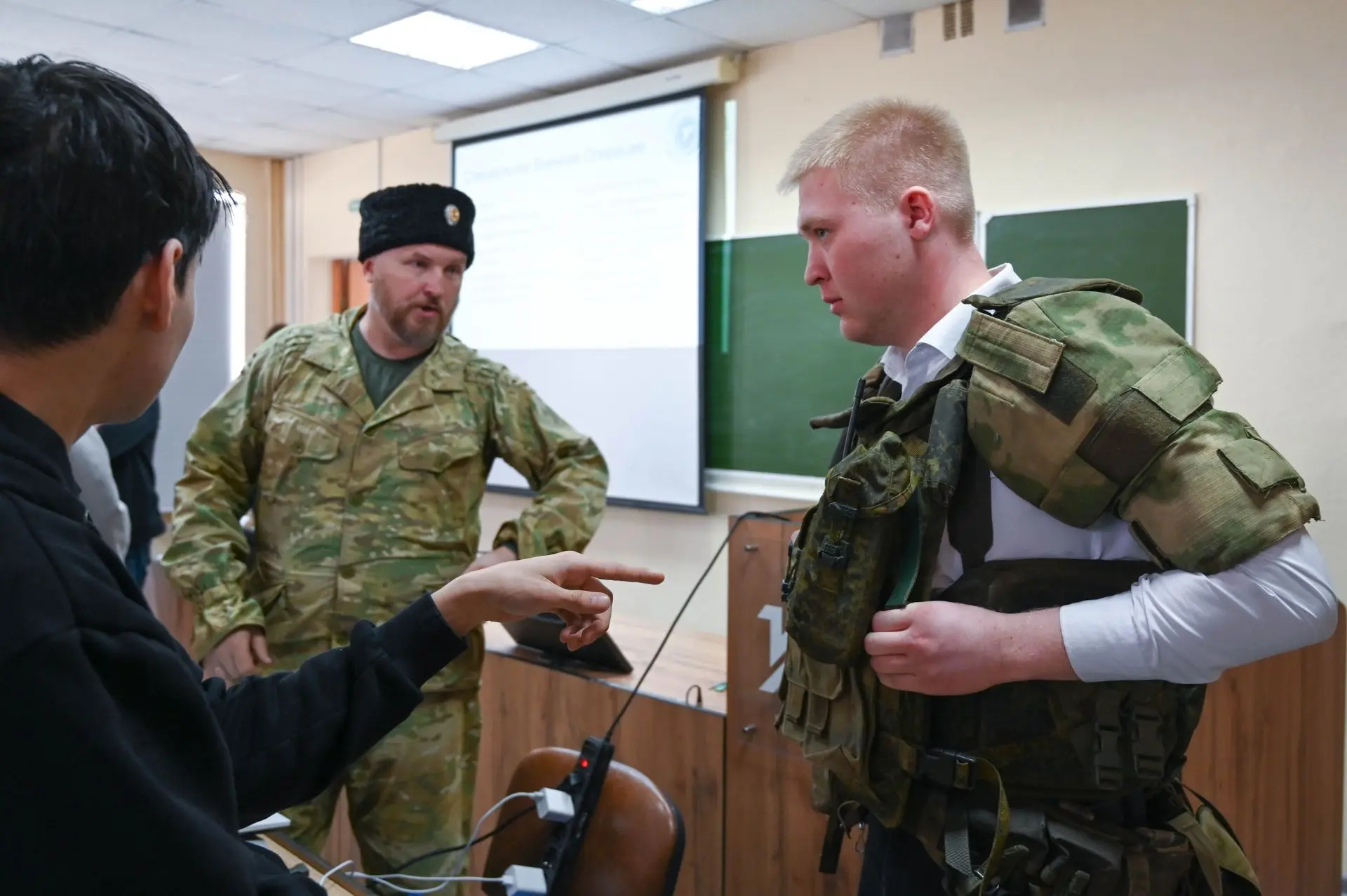 Герои среди нас: в УдГУ прошел круглый стол «СВОи Герои»  И. о. ректора Анна Владимировна Овчинников