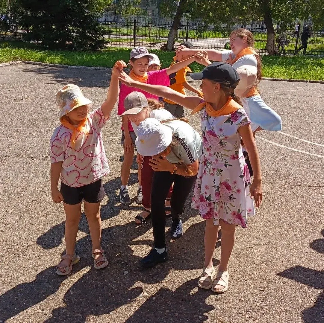 Один день — вся Россия!
В летнем оздоровительном лагере «Дружба народов России» прошло крутое событи