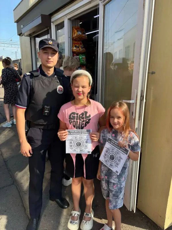 🇷🇺 В Лисках транспортные полицейские провели акцию «Триколор безопасности».