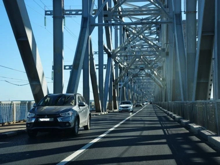 На Императорском мосту ввели ограничение скорости до 40 км/ч — до конца ремонта