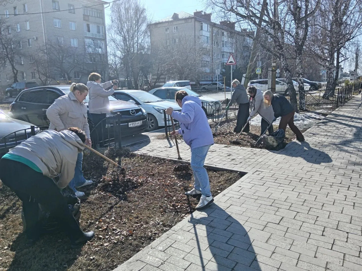 🌳 Коллектив МАОУ СОШ №5 г. Ишима принял активное участие в городской акции «Чистый город»!  Наши пед