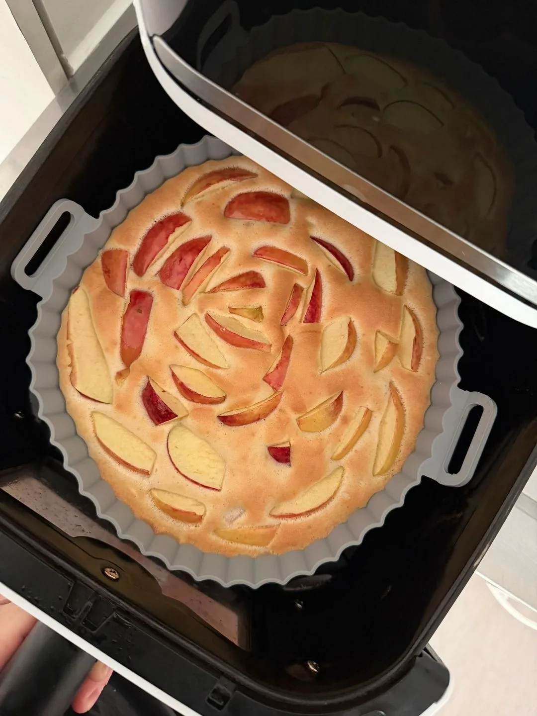 Сегодня я хочу поделиться с вами рецептом невероятно вкусной шарлотки, приготовленной в...