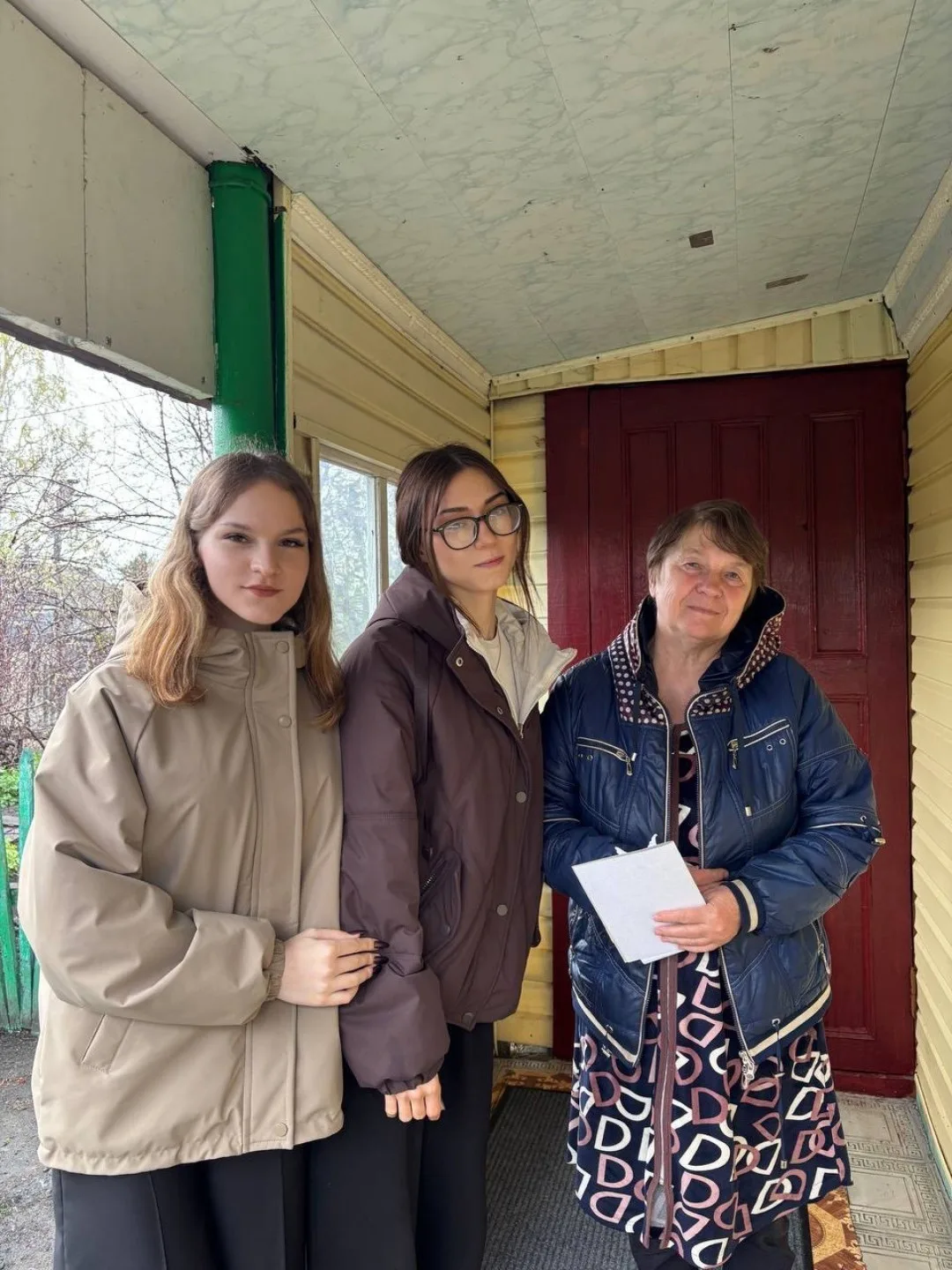 🌷❤️  Накануне Дня Победы волонтёрский отряд "#PROдобро" и учащиеся психолого-педагогического класса,