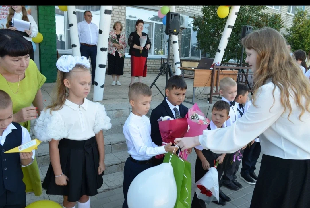 🎈По многолетней традиции учащиеся 11 класса дарят на  торжественной линейке 1 сентября...