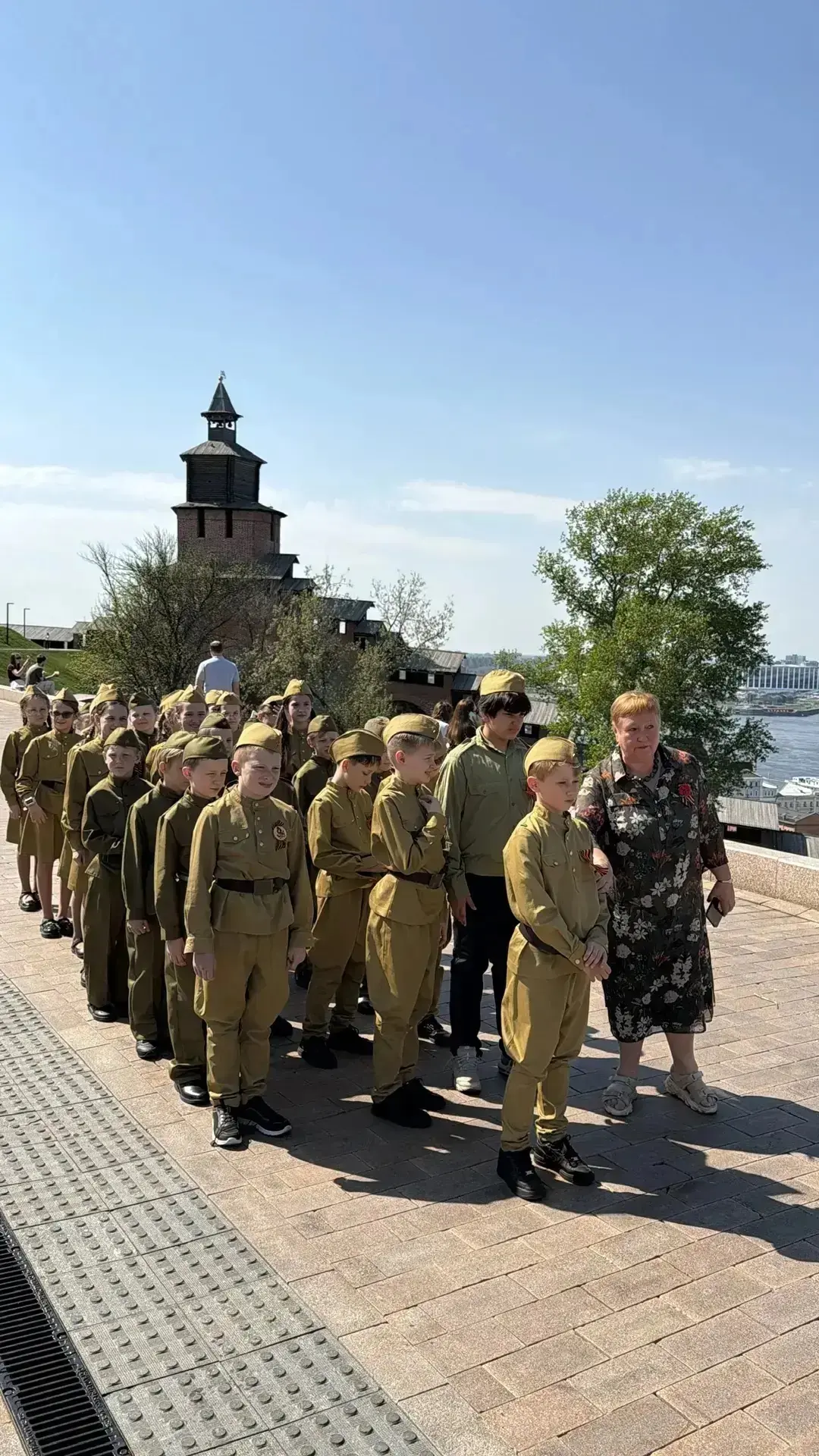 ВОЕННЫЕ ПЕСНИ В КРЕМЛЕ 7 мая у Вечного огня ученики 1 «а» и 3 «д» классов, после возложения цветов, 