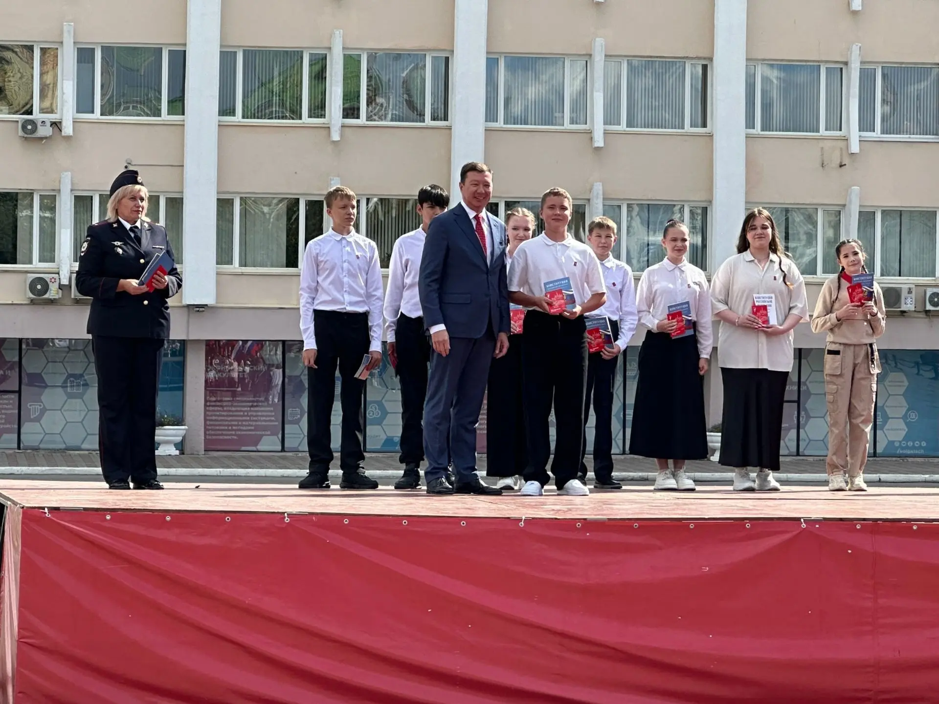 🇷🇺 В День флага России подростки получили свой первый паспорт вместе с Движением Первых