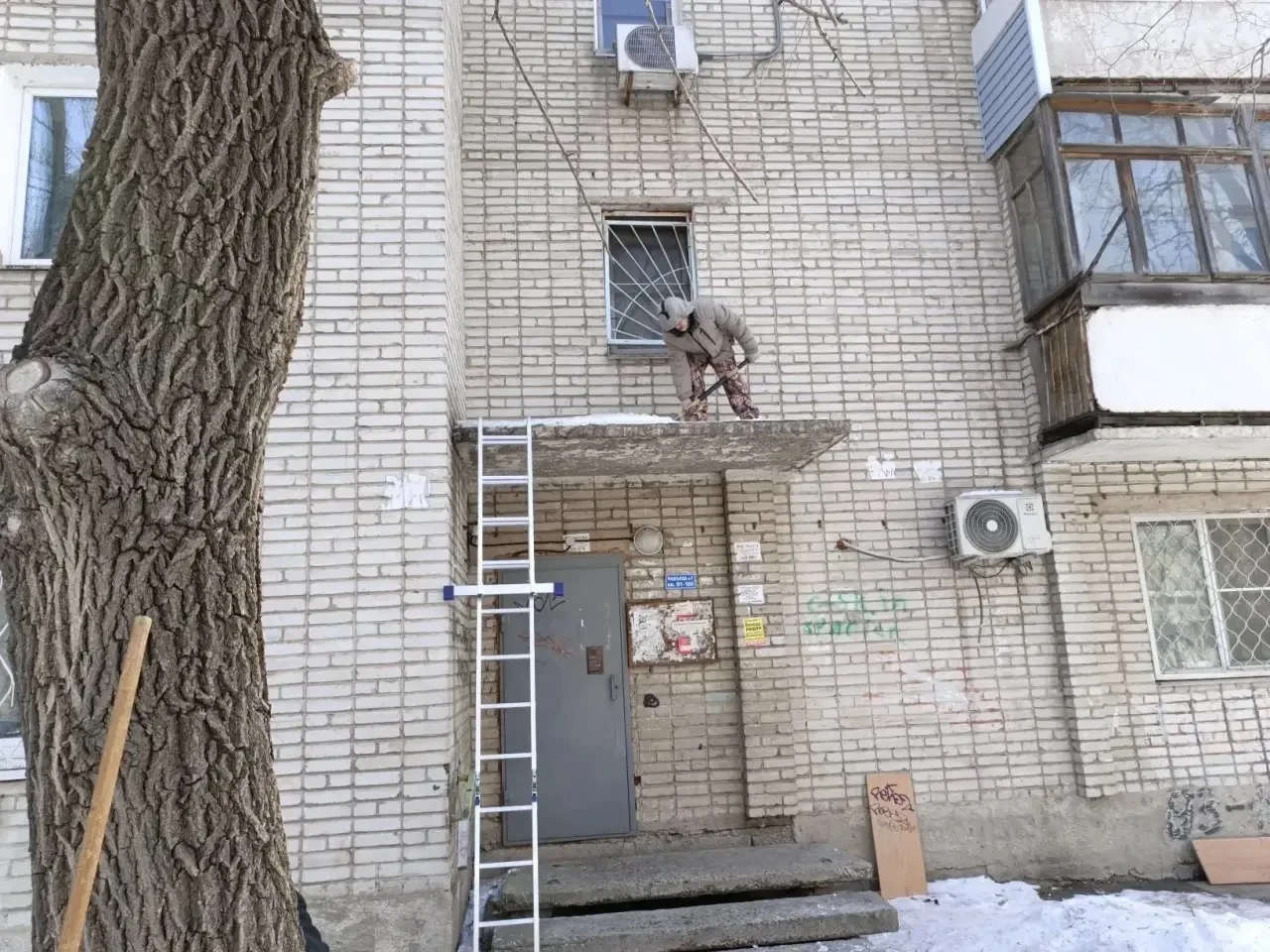 Очистка козырьков над входами в подъезды от снега это очень важная и необходимая часть ...