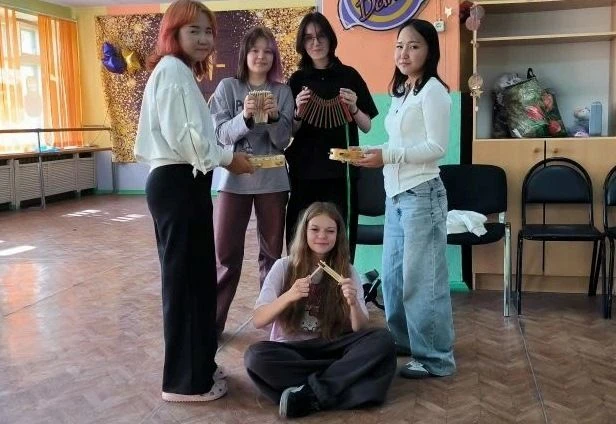 «Мы собрали его из главных ключей — ДРУЖБА!»
 
В Международный день дружбы двери нашего Центра допол