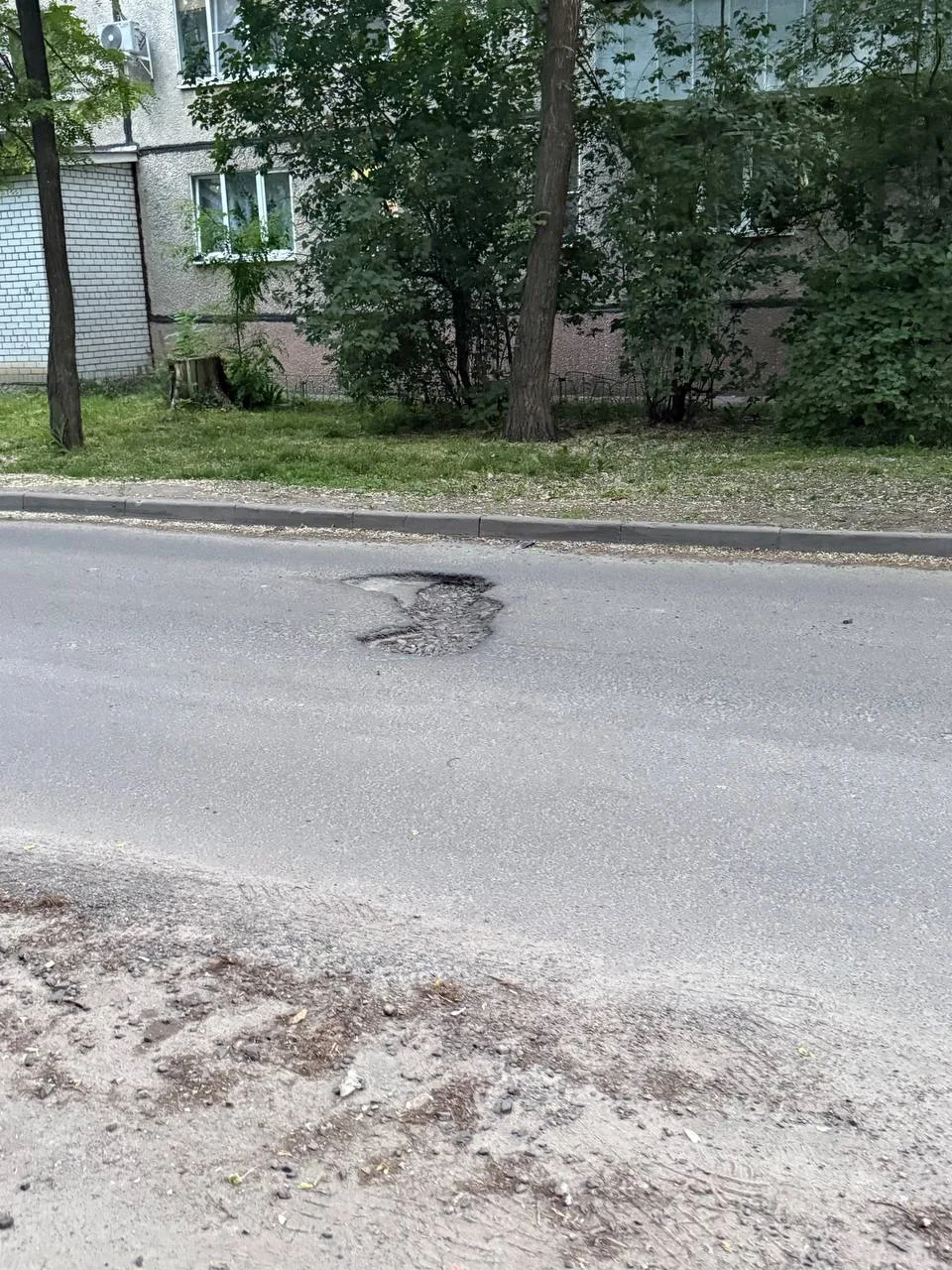 Когда нибудь сделают эту яму ? на всю дорогу. Если ехать с Ленинградской в сторону Никольского.