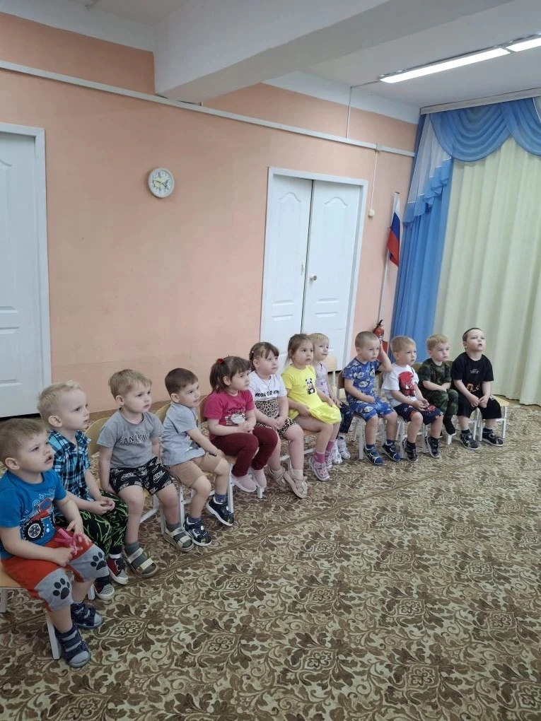 🚂 Урок безопасности:«Уступи дорогу поездам!»🚂

Ребята из нашей группы «Карапузы» сегодня стали нас