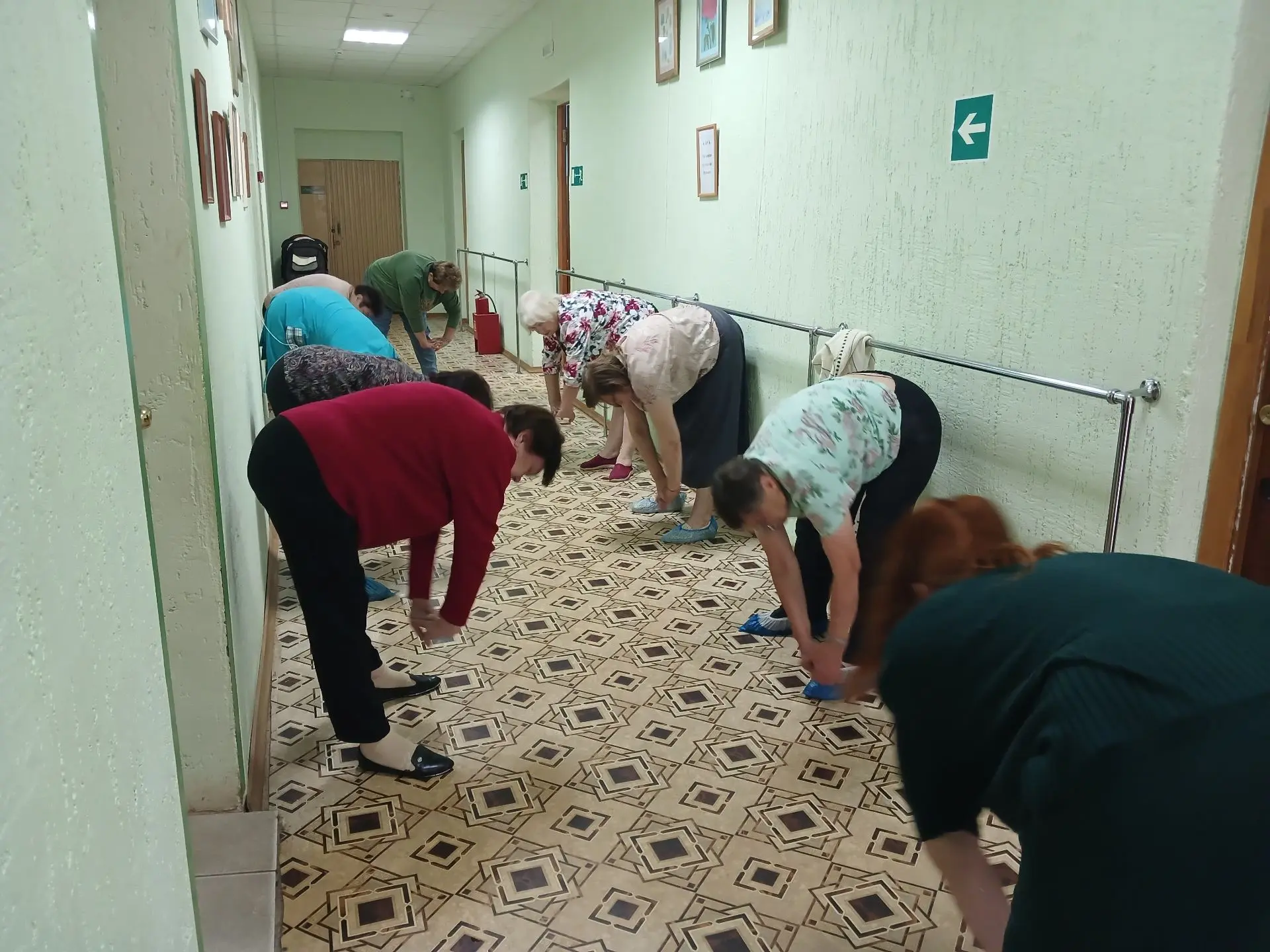 Активная гимнастика для пожилых людей приносит большую пользу: она помогает замедлить в...
