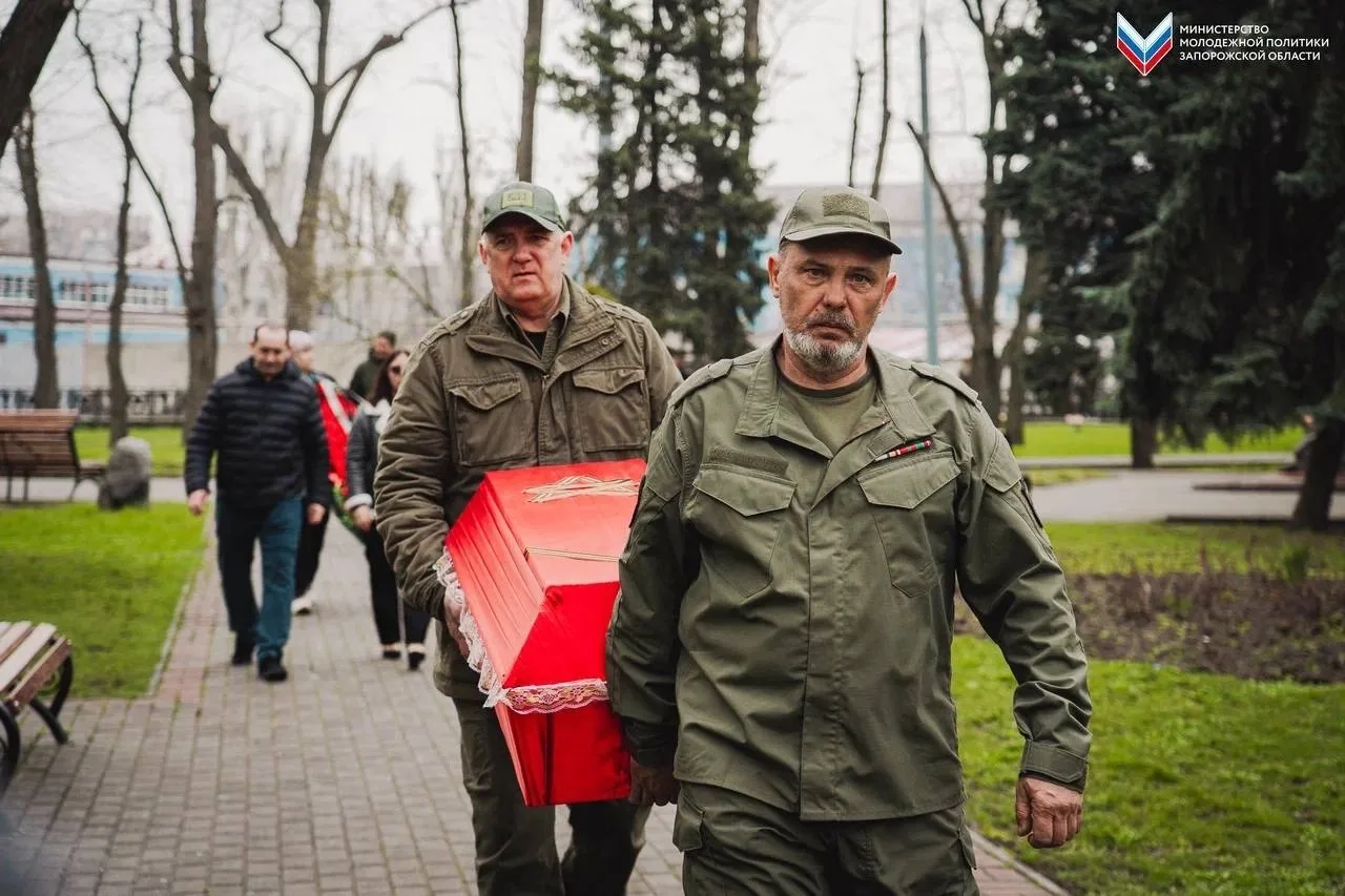 Память, объединяющая времена 🕊️🕊  Волонтёры Победы Запорожской области приняли участие в торжественн
