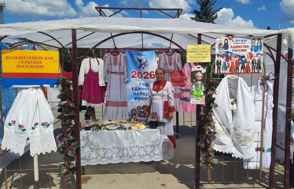 👆Мӑнэтменсем хӑйсен кил картишне ҫапларах илемлетнӗ.