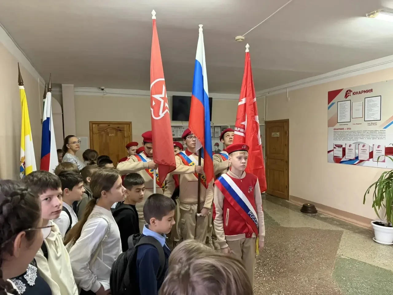 🇷🇺Сегодня в Лицее прошла еженедельная линейка. Неделя началась с торжественного выноса флага и исп