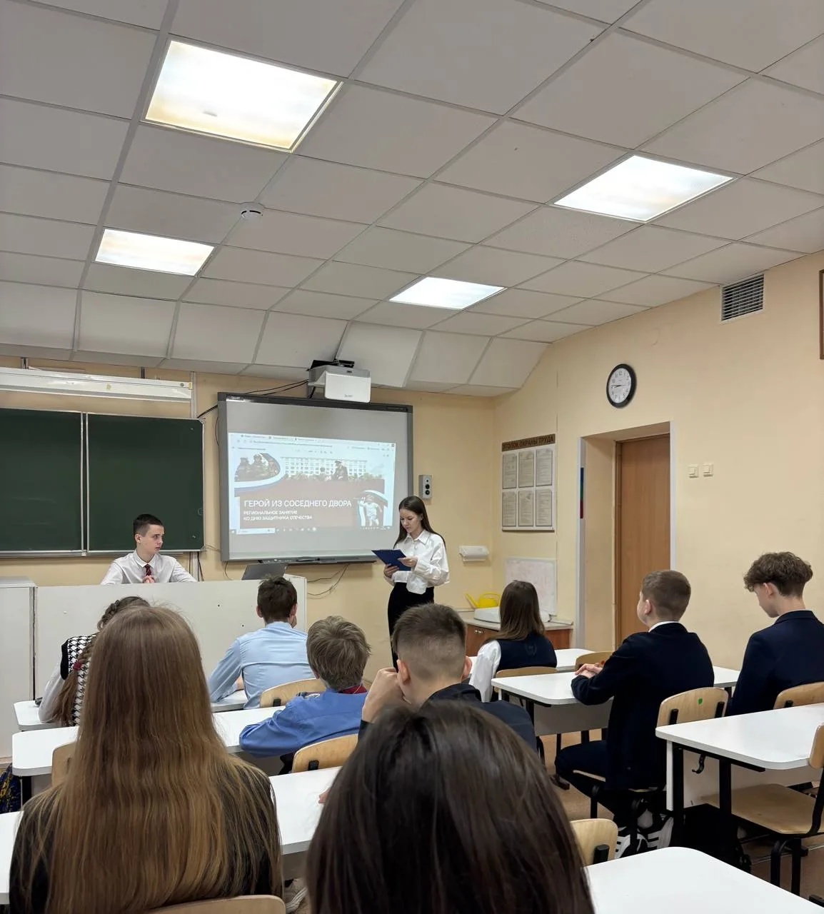 👩‍🏫 РАЗГОВОР О ВАЖНОМ 👩‍🏫    Новая учебная неделя в нашей школе стартовала с церемонии торжественног