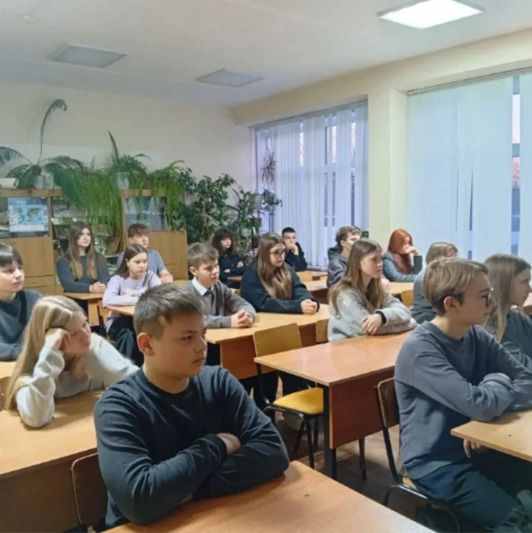 💬Утро понедельника в нашей школе началось с торжественной линейки, церемонии выноса флага 🇷🇺 и испол