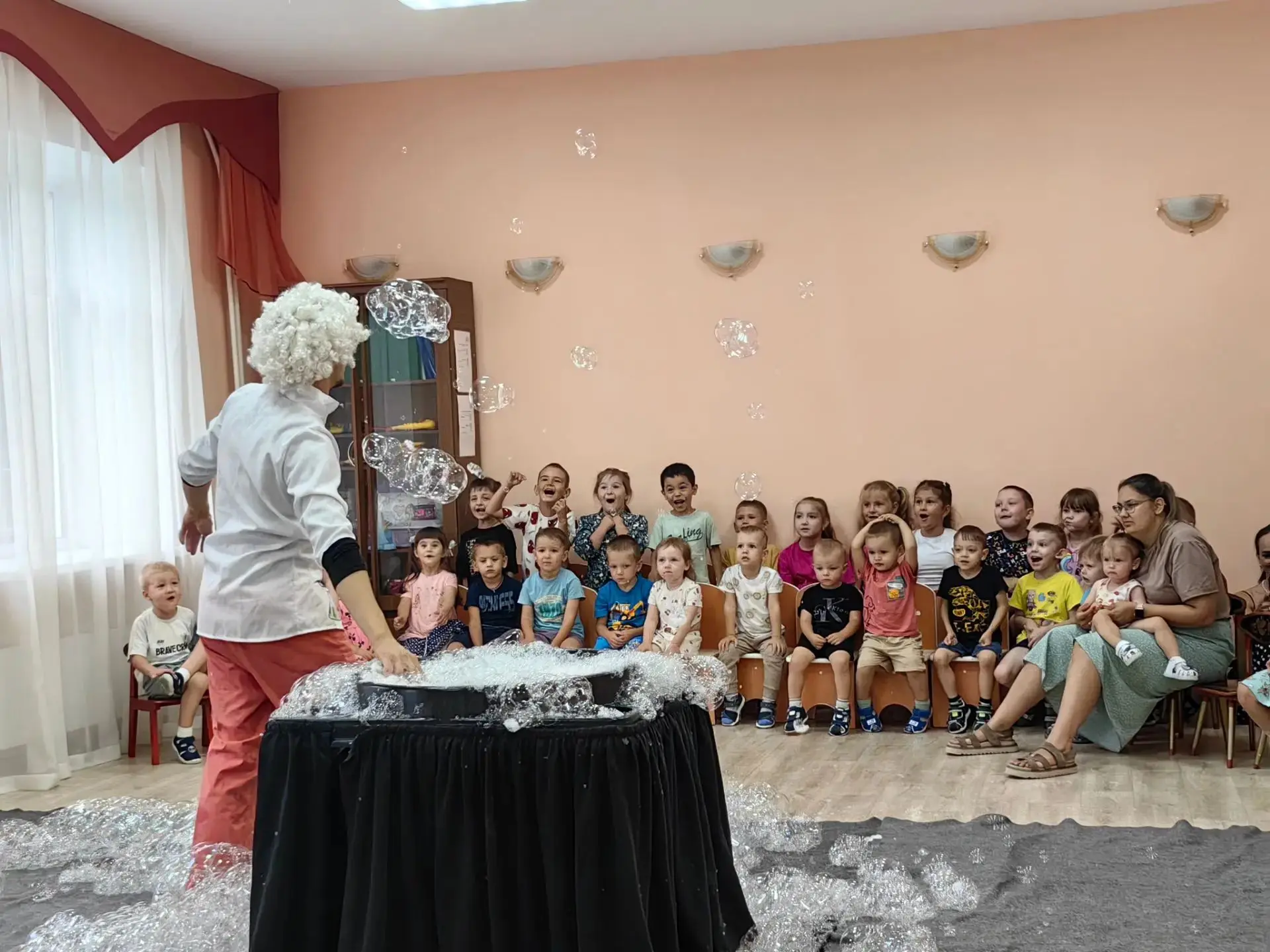 К нам в гости приезжал театр "Песок" с  удивительным, ярким представлением "Шоу мыльных пузырей".🫧
