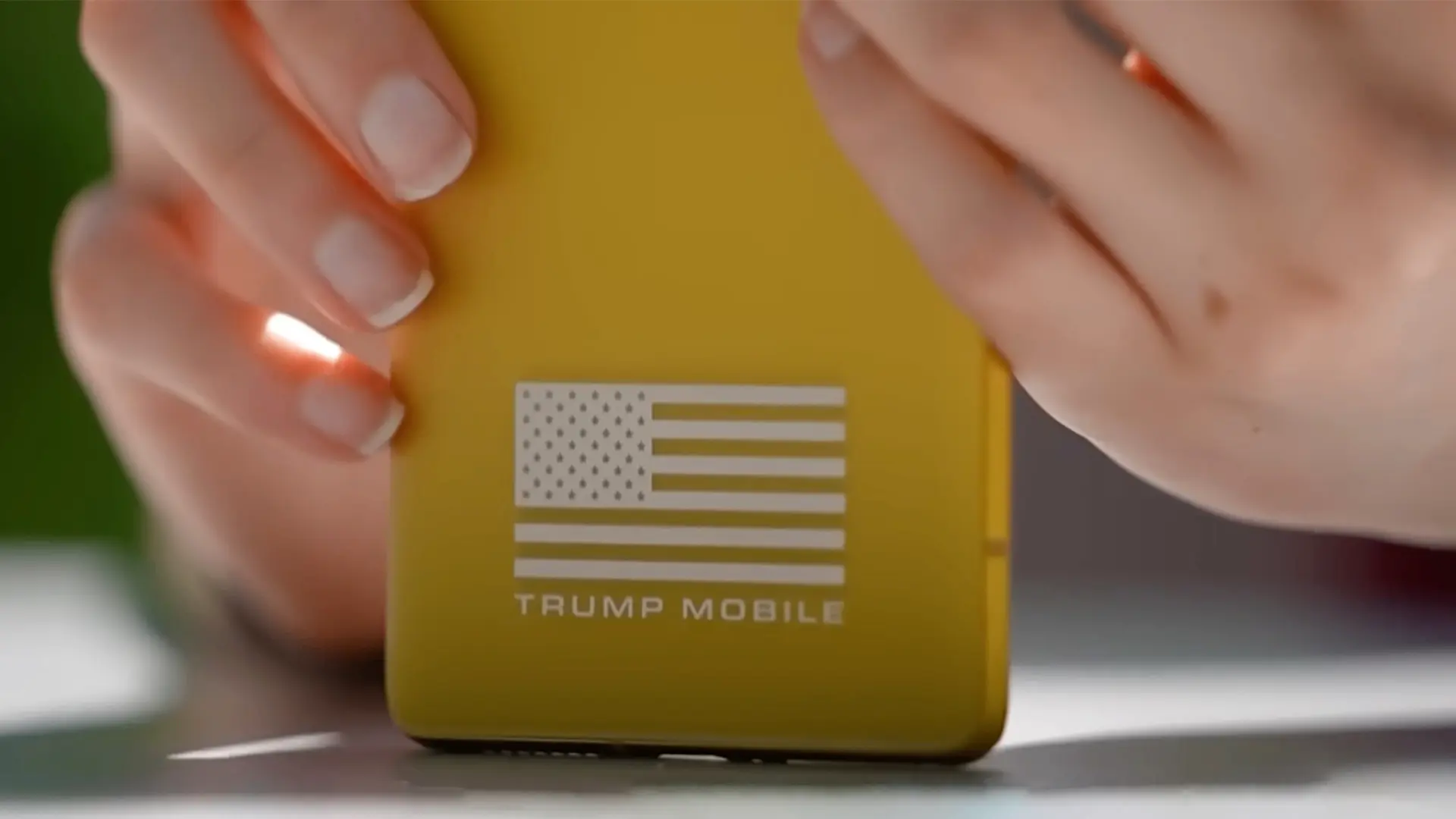 Патриотичный «Трампофон» попал в руки журналистов  Телеканал NBC News распаковал смартфон величайшег