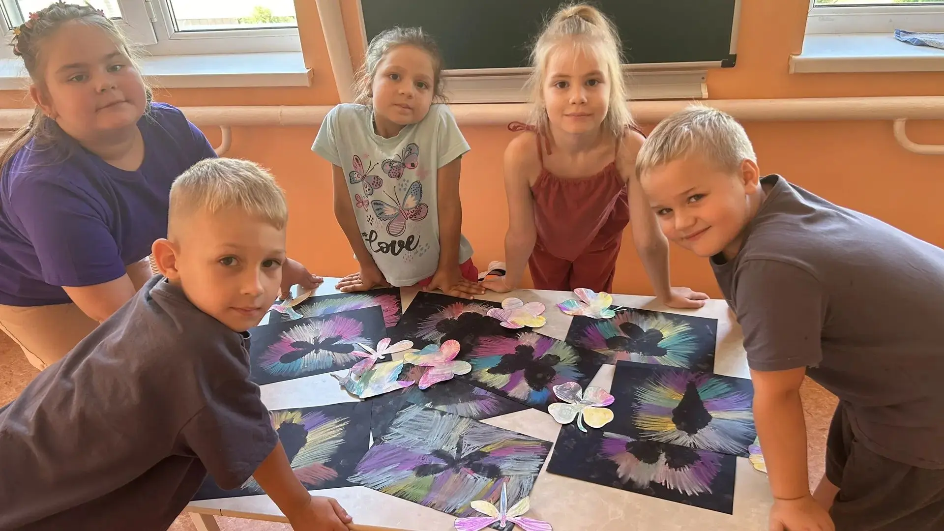 Волшебные контуры в радужной рамке 🎨

Приложили к чёрным листам шаблоны бабочек, стрекоз, мороженог