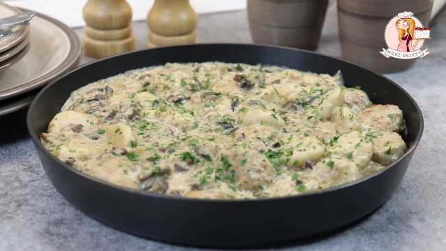 Фрикадельки с картофельными клецками и грибами в сливочном соусе
