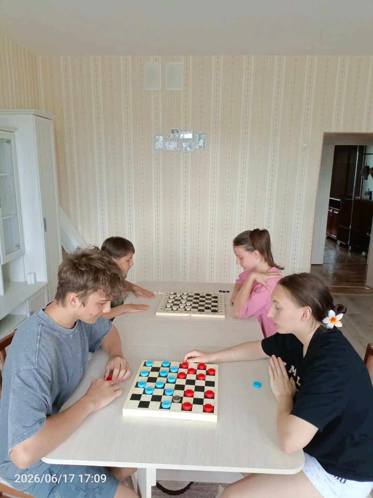 ♟️«Путешествие по клеточкам»: шашечный турнир в лагере

На этой неделе в  лагере кипели нешуточные с
