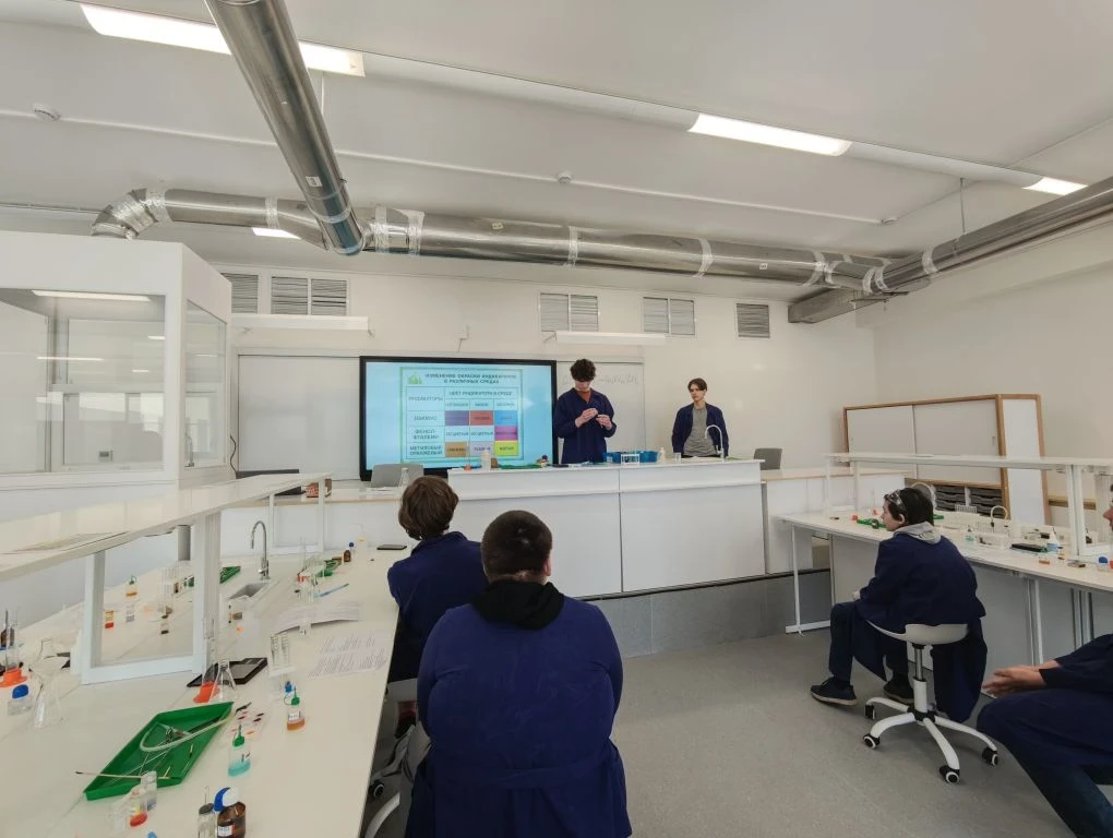 🧪 Химический практикум на каникулах  🧴🔬На каникулах ученики 8-х классов из школьного отделения Рублё