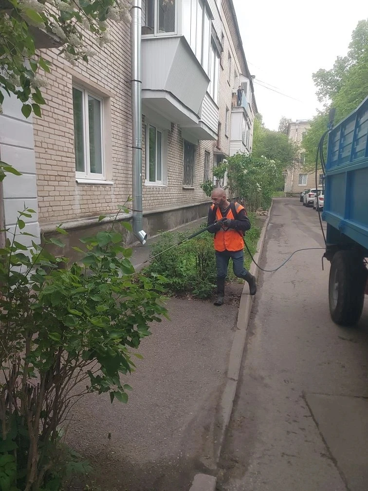 🧼 Продолжаем сезонное мытьё фасадов многоквартирных домов 🌿🏠