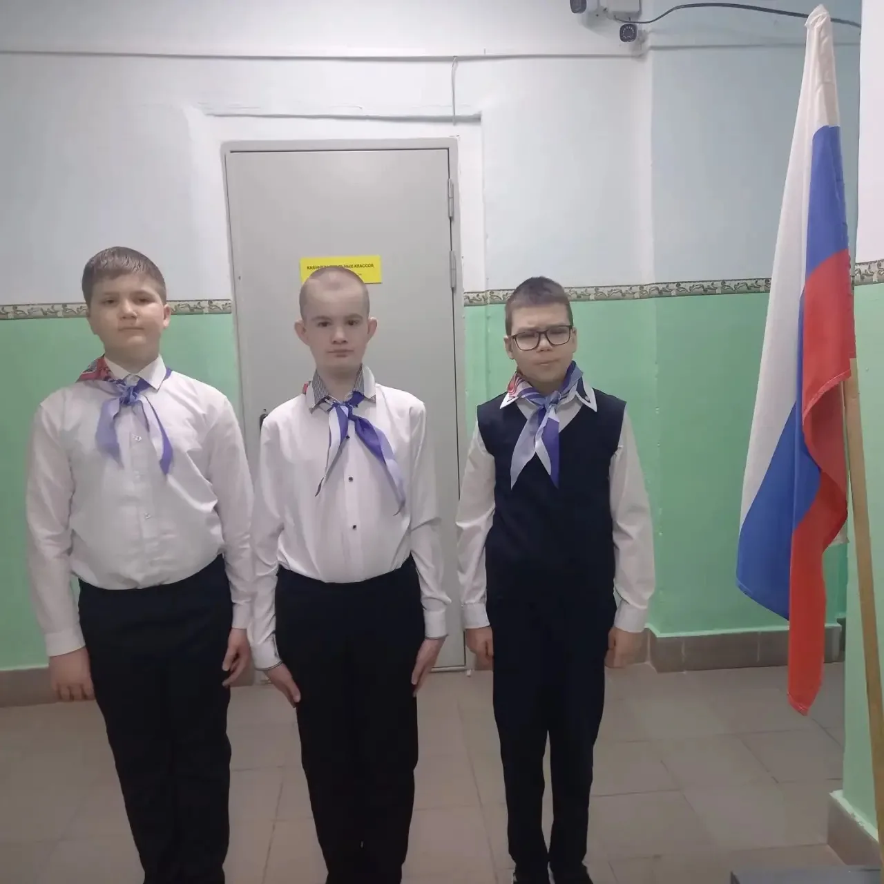 Учебная неделя в школе началась с торжественной линейки, посвящённой внесению Государст...
