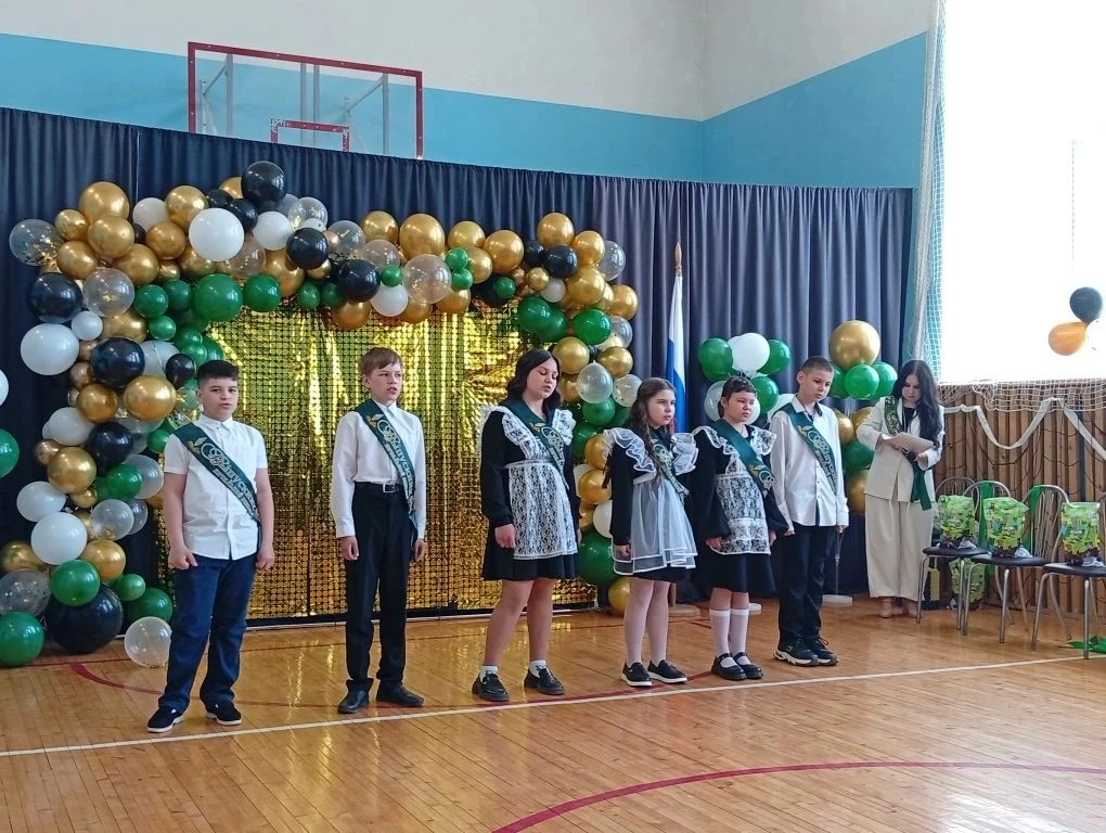 🎉 Ура, мы выпускники!

В Новотроицкой школе прошёл выпускной для учеников 4 класса. 
Праздник был п