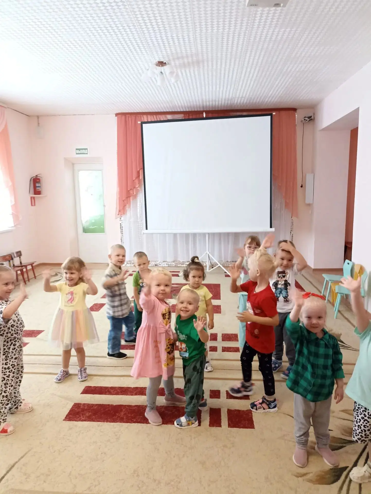 В младших группах сегодня отметили " День дружбы" . Ребята  все вместе  отправились  на...