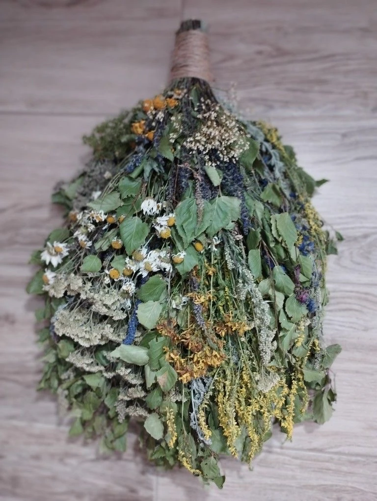 Веник для бани из разнотравья: аромат природы в каждом вдохе 🌿🌼

Традиционные берёзовые и дубовые 