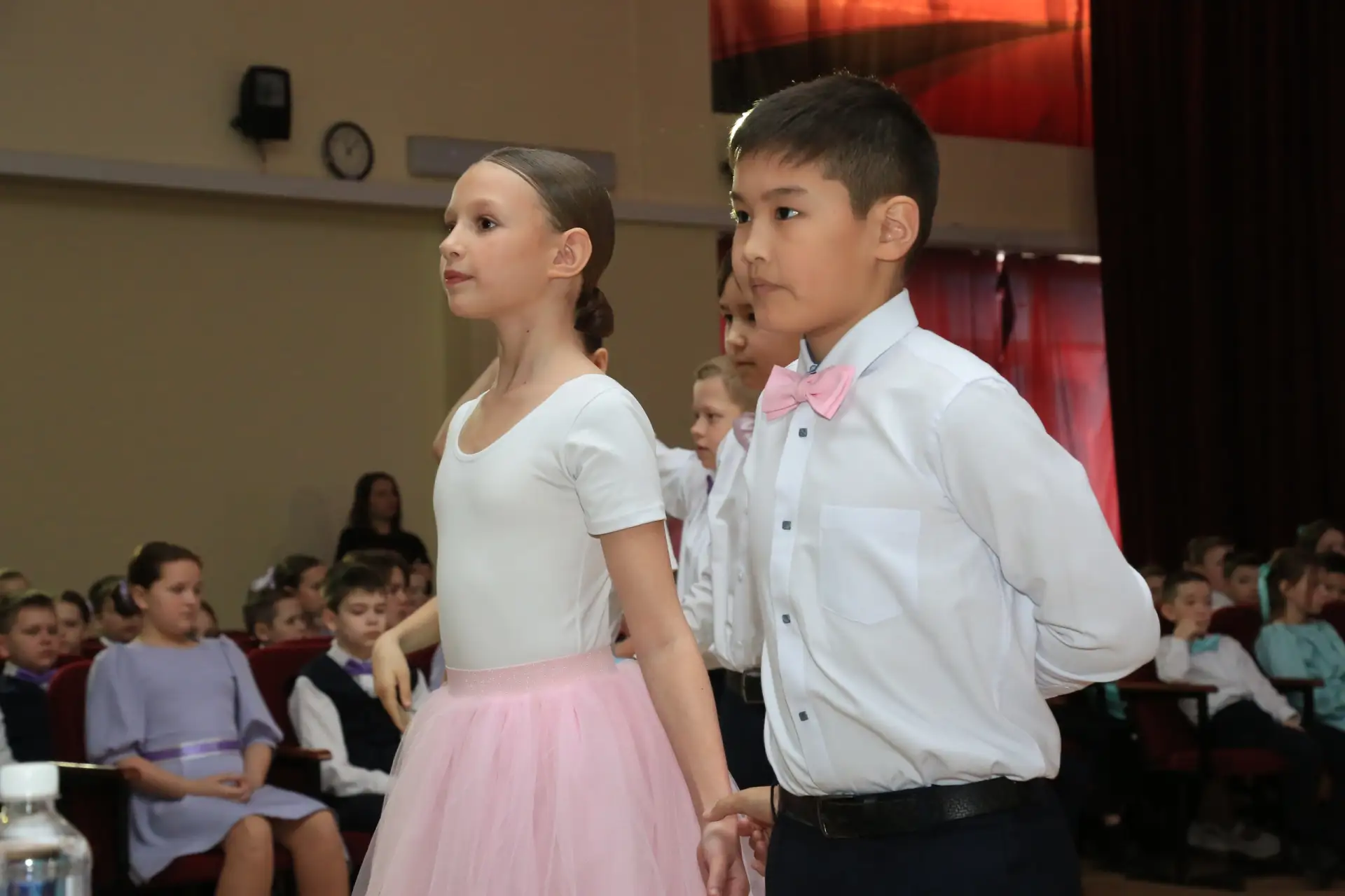 💃 Сегодня в школе — настоящий праздник грации и красоты! 💐  В актовом зале царила атмосфера настояще