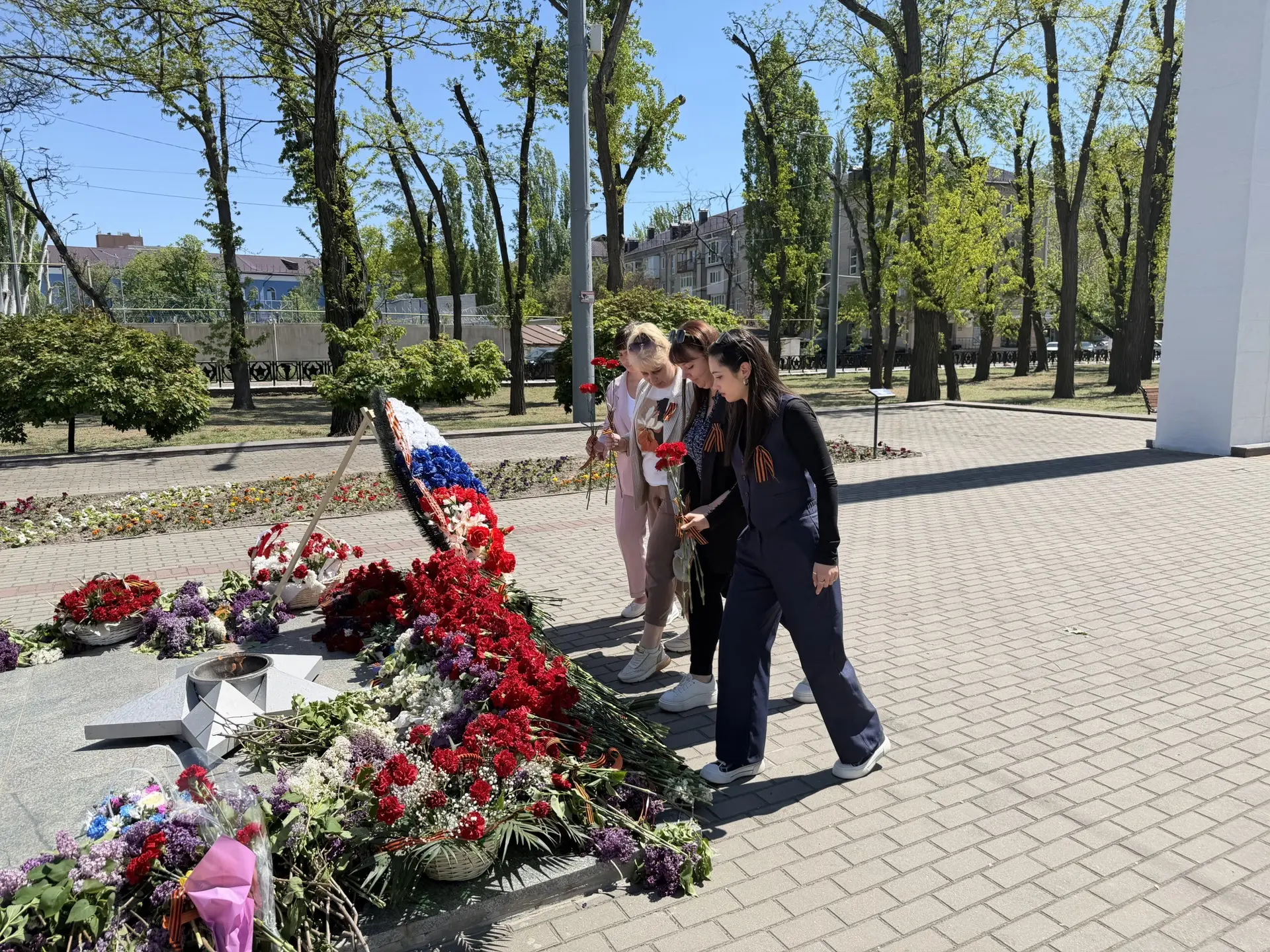 В честь Дня Победы сотрудники Комитета тарифного регулирования возложили цветы к Вечном...