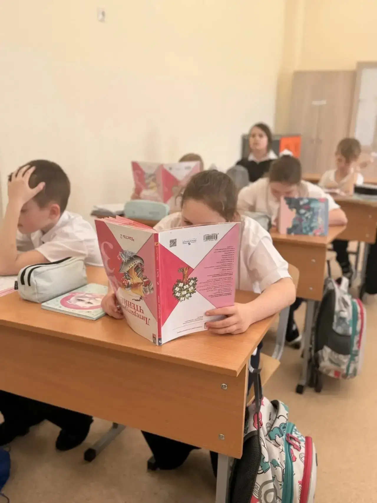 📖 Что будет, если перевернуть книгу вверх тормашками? Ученики 3 «Б» сегодня точно знают ответ! На ур
