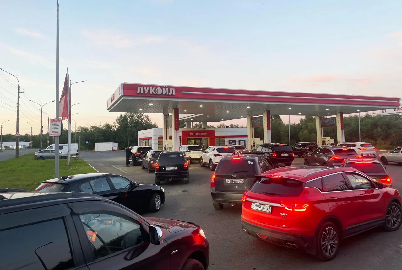 На заправках Архангельска начали дежурить дружинники и волонтеры