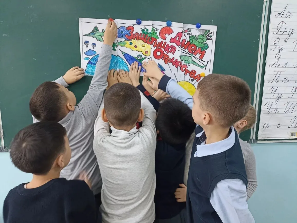 Вчера на уроке ИЗО ученики 1" В" класса( кл. руководитель Губенко Е. В.) подготовили плакат, посвящё