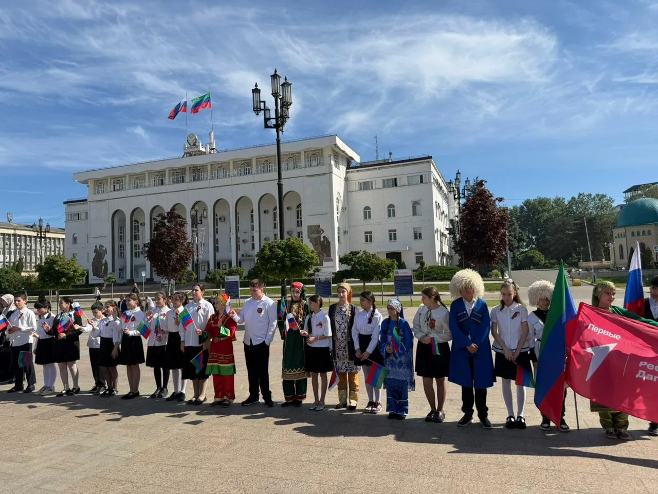 Сегодня активисты 5-6 классов МБОУ «Лицей 39» во главе с зам.директора по ВР Джамавовой Л.А. и совет