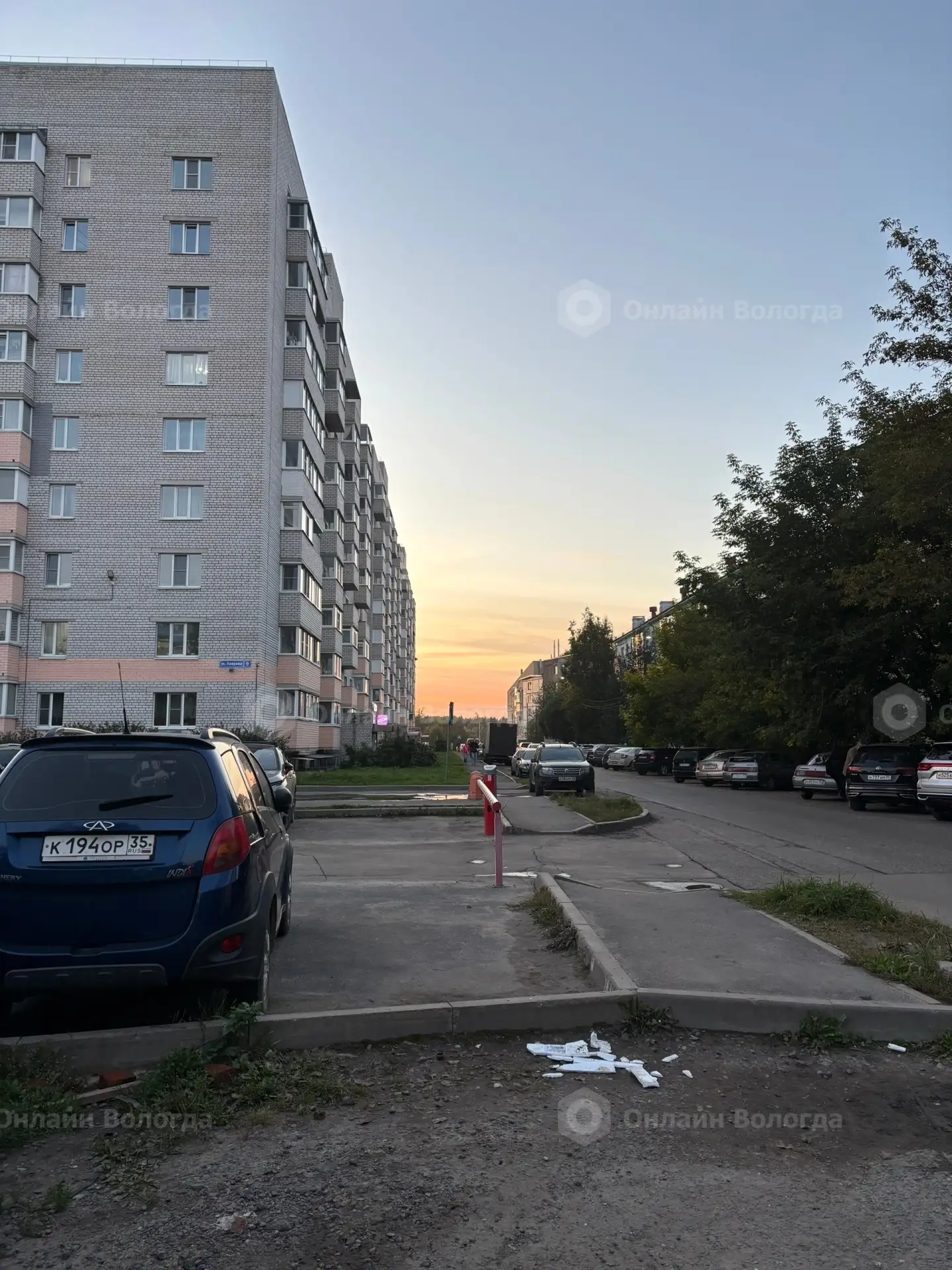 Жители домов 8 и 9 по улице Лаврова в Вологде жалуются на отсутствие безопасных пешеход...