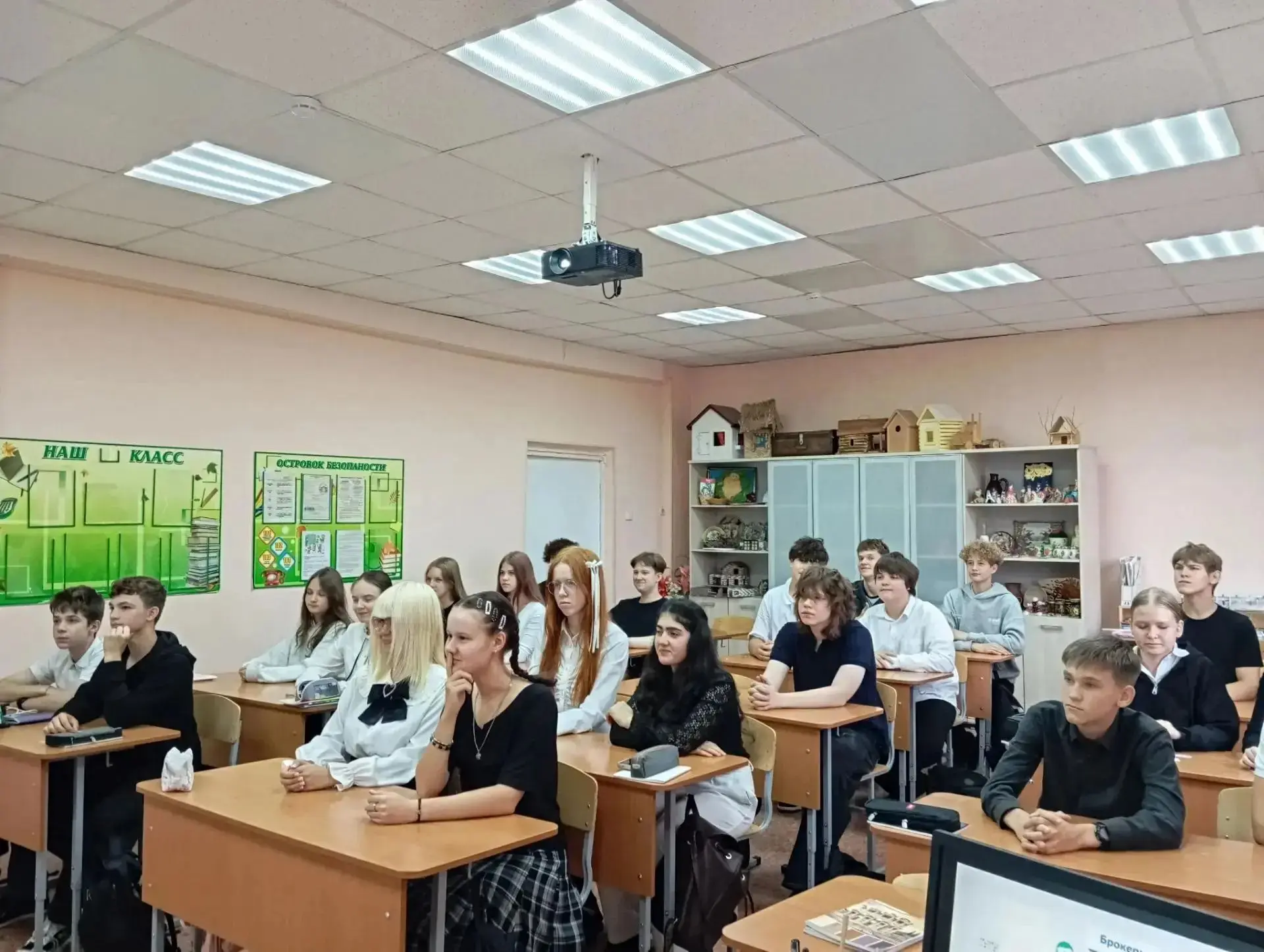 Сегодня учащиеся   9Г и 9Д классов посмотрели видео материалы на платформе СберСова. За...