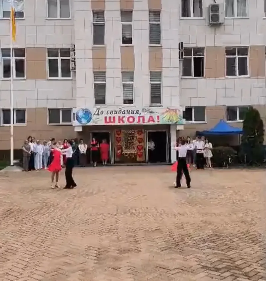26 мая прозвенели последние звонки в нашем городе 🤩 На торжественных линейках выступил...