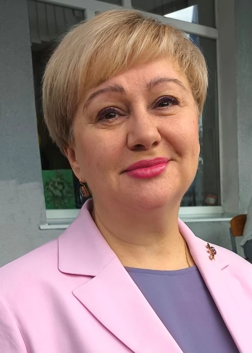 📸 Председатель комитета по образованию Елена Мельник поздравляет коллег с Днем учителя​