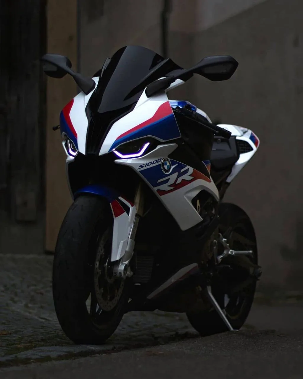 BMW S1000 RR — трековая икона: агрессивный дизайн, бешеная мощность и предельная управл...